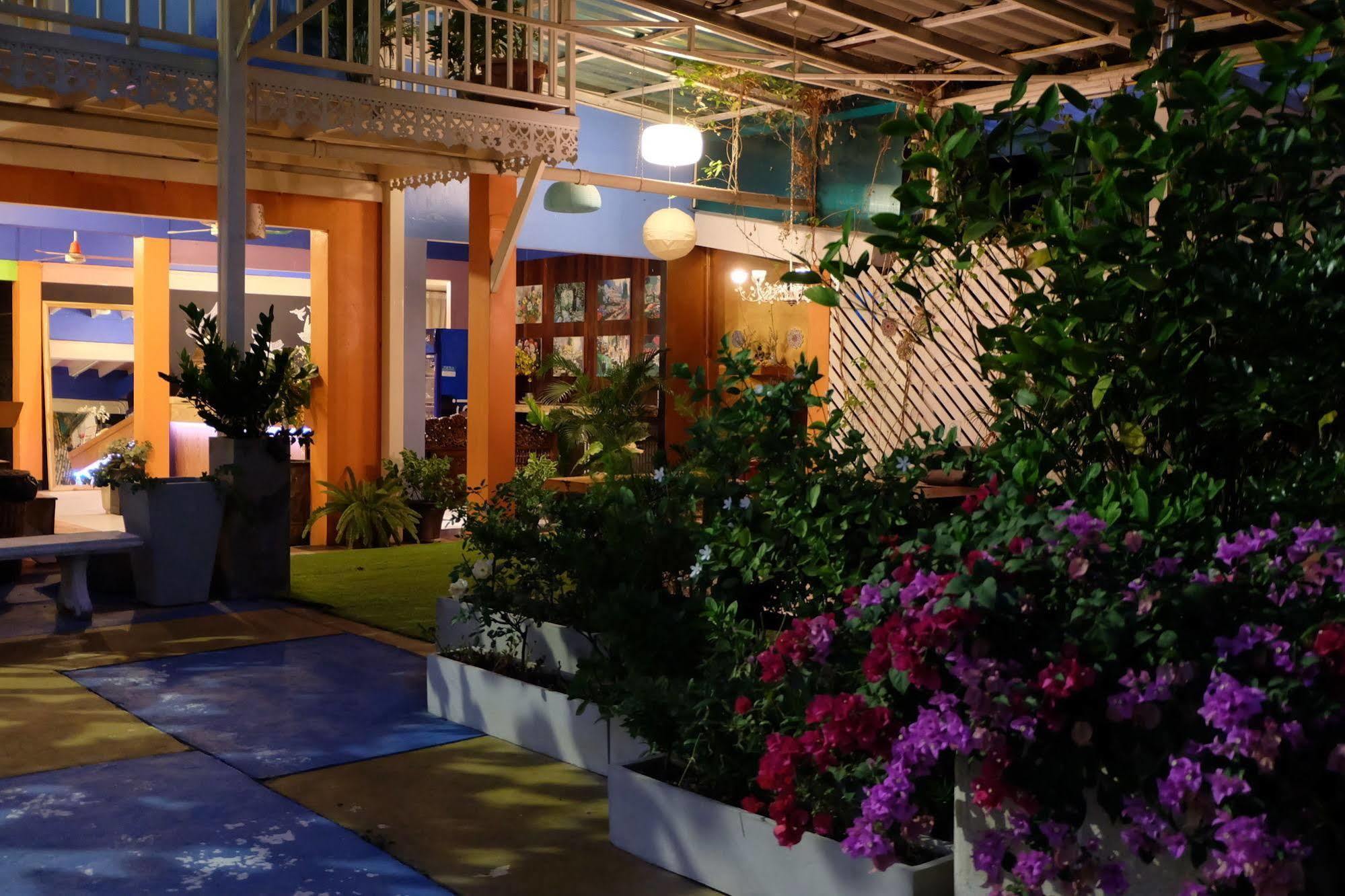 Issara House Bangkok Hotel Buitenkant foto
